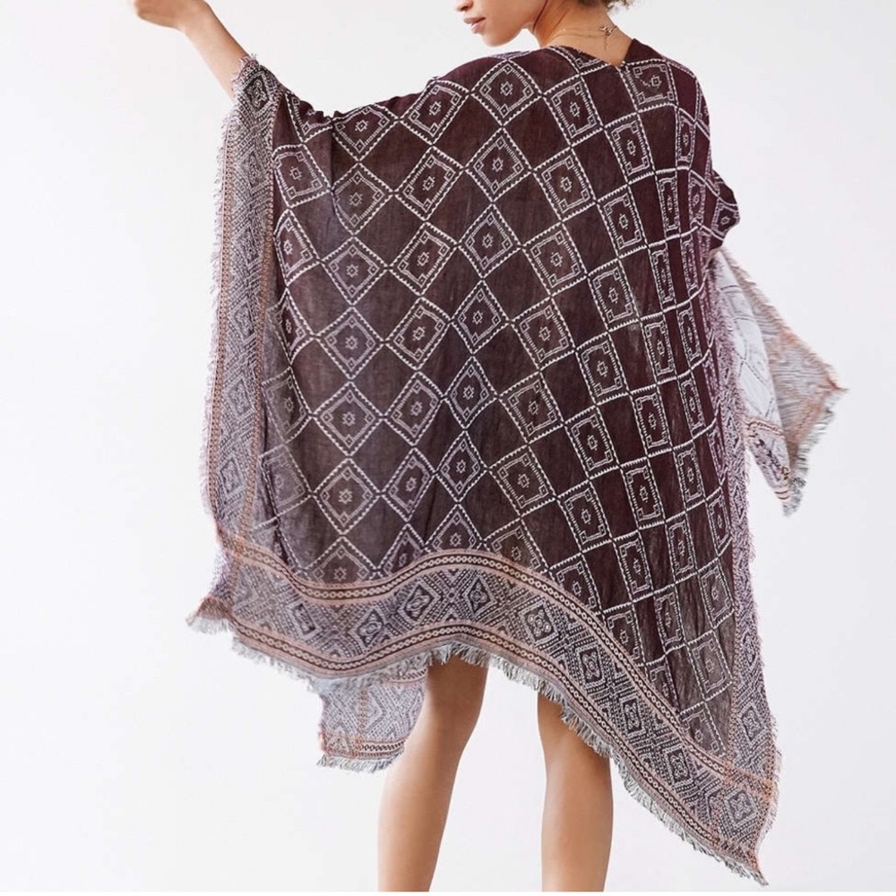 💜 Women’s Urban Outfitters Boho Fringe Geometric Reversible Poncho 💜
